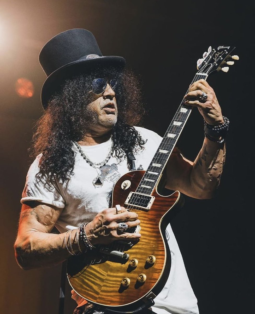 Fantastic @Slash pictures from Paris😎😁🤘🎸🎩
Photos: Emelie Bardalou
#slash #smkc #paris