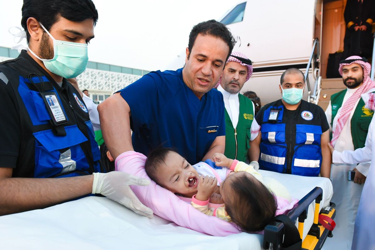 En application des directives du Roi Salman ainsi que du Prince Héritier et aux frais du Royaume d'#Arabie_Saoudite: Les jumelles siamoises des Philippines 'Akiza et Aisha' sont arrivés à #Riyadh pour subir des examens médicaux et explorer la possibilité d'une opération…