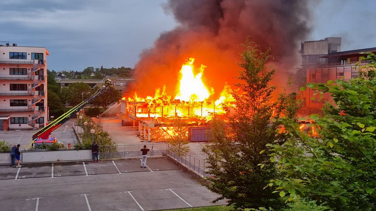 Besançon : un immense incendie est en cours sur la zone de Temis, les pompiers sur place 

➡️ estrepublicain.fr/faits-divers-j…