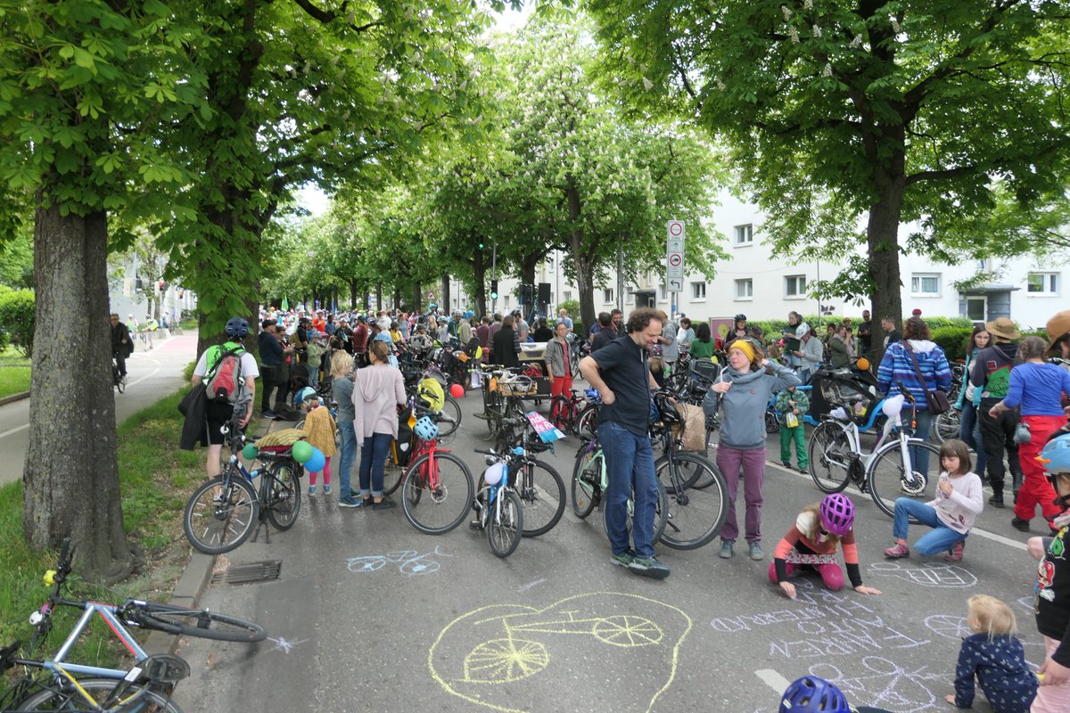 Mehr als 300 Menschen waren heute in Augsburg bei der #kidicalmass dabei. Unter dem Motto 'Straßen sind für alle da' hatten auch die Kleinsten viel Freude auf den großen Straßen zu radeln und haben bei der Zwischenkundgebung die Fahrbahn mit Kreide verziert. #kinderaufsrad