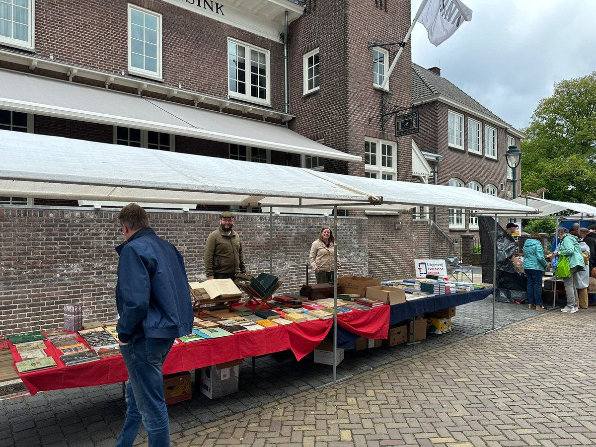 Vandaag een prachtige dag gehad op de #boekenmarkt in #Hengelo. Goede reclame voor de uitgeverij, op naar een geweldig jaar met ook nieuwe uitgaven.