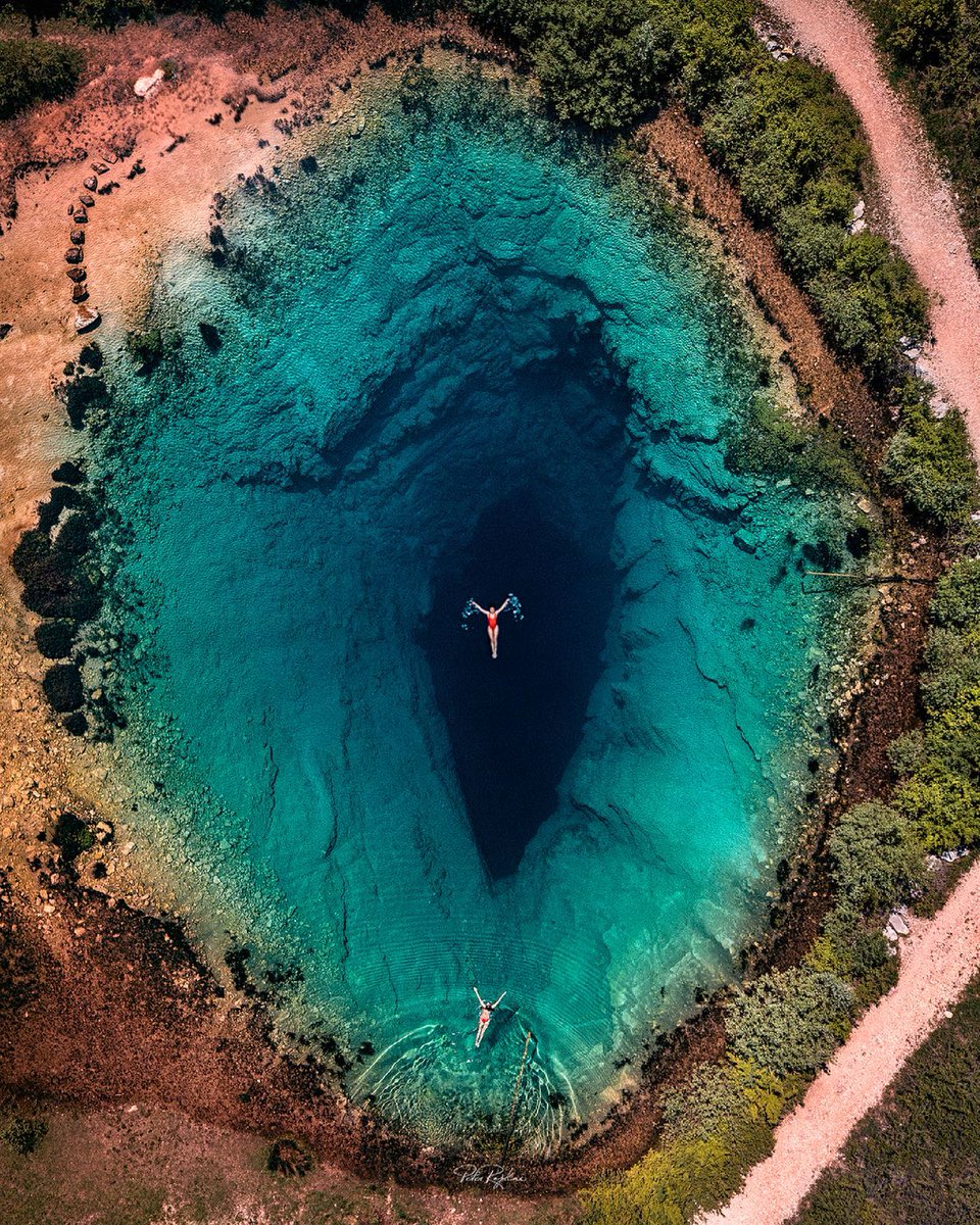 Here are the best places on Earth that don't look real - a thread🧵👇 1. The eye of the Earth, Croatia 🇭🇷