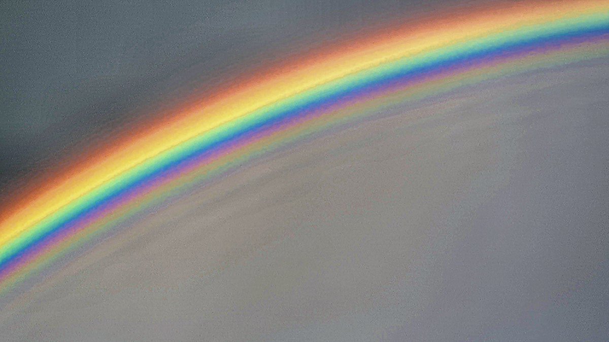 Amazing shots taken by one of our forecasters this evening in Tring, Hertfordshire 🌈 #rainbow #uk