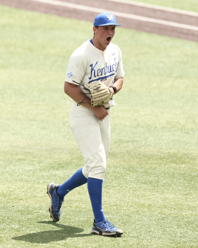 E5 | UK 6 | ARK 2 MaMo's Final Line: 5 IP, 3 H, 2 ER, 4 BB, 6 K 👏👏 Hogan will enter to pitch the sixth. #WeAreUK