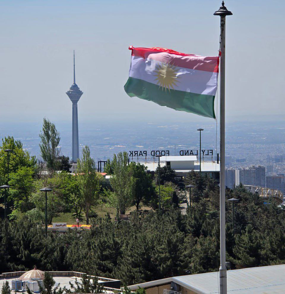 نصب پرچم اقلیم کردستان عراق در هتل اسپیناس پالاس تهران به مناسبت ورود نیچروان بارزانی به ایران! 😐

آقایون حالشون خوبه؟ الان کردستان کشوره یا چی؟
#تهران_اربیل