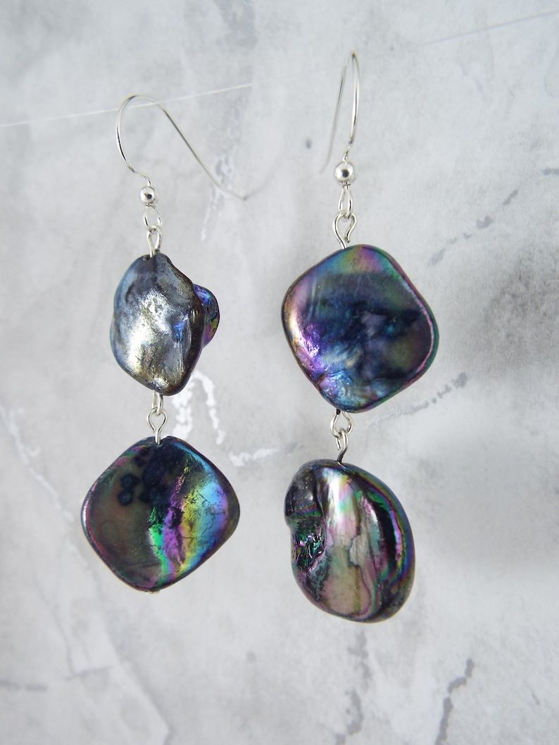 These black mother of pearl irregular nugget earrings with Sterling Silver findings are ready to come and hang with you! Find them at the link below
creatoriq.cc/3LVaz5H
#Ad #Etsy #Earrings #DropEarrings #DangleEarrings #OOAK #CraftHour #ShopIndie #UKCraftersHour