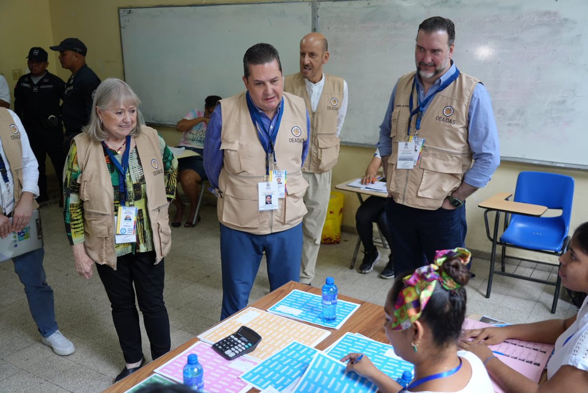La Jefa de la Misión Electoral de la #OEAenPanamá, ex Canciller @SusanaMalcorra, recorre centros de votación en Ciudad de Panamá reportando hasta el momento una jornada en calma. La Jefa de la #MOE_OEA también hizo un llamado a la ciudadanía a salir a votar con convicción…