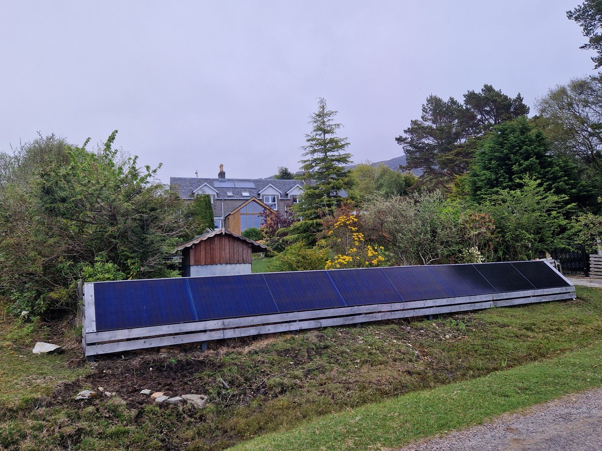 Solar Garden Fence! 💚
If you have a lousy designed house roof 4 solar, do not despair!
Your home might suit a garden solar fence, like this lovely one at house by Loch Morar, in the Highlands!
@TheSolarShed thought you might like this design solution? 
#YesWeCan