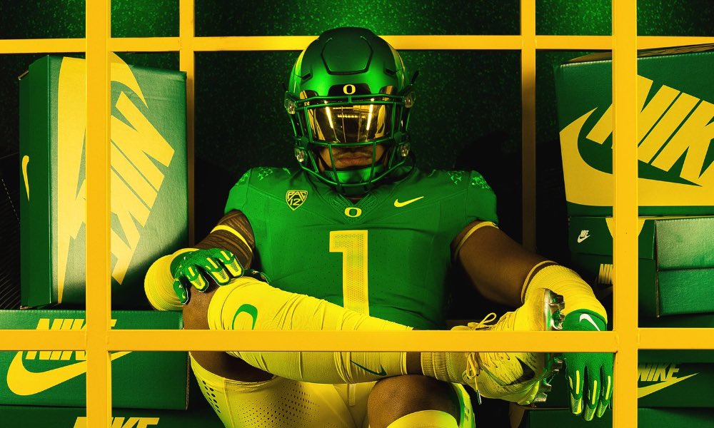 ❕❕❕College Coaches &amp; Scouts looking for the next great one ❕❕❕

‼️ ⬇️ RETWEET &amp; DM FILM!! ⬇️‼️
#2024s Send your 🎥 
#2025s Send your 🎥 
#2026s Send your 🎥

 #GoDucks 🟢🟡⚪🟢🟡⚪️🟢