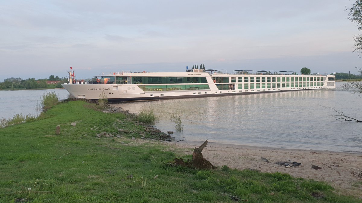 You can't park there, mate.

Cruiseschip gestrand ten oosten van #Nijmegen