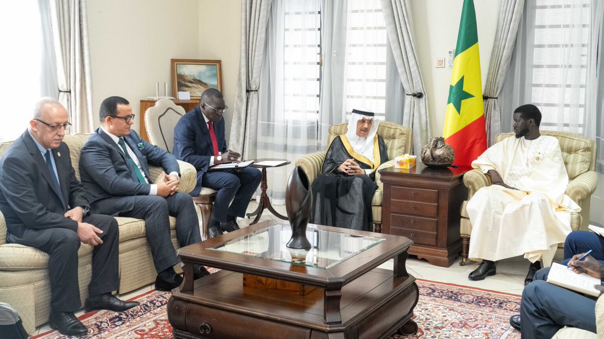 📌🇸🇳Au sommet de l'OIC à Banjul, le Président sénégalais Bassirou Diomaye Faye et le Président de l'IsDB (Banque Islamique de Développement), Dr. Muhammad Al Jasser, ont discuté de renforcer leur partenariat longue date. 

Ils ont abordé l'alignement des soutiens de l'IsDB, une…