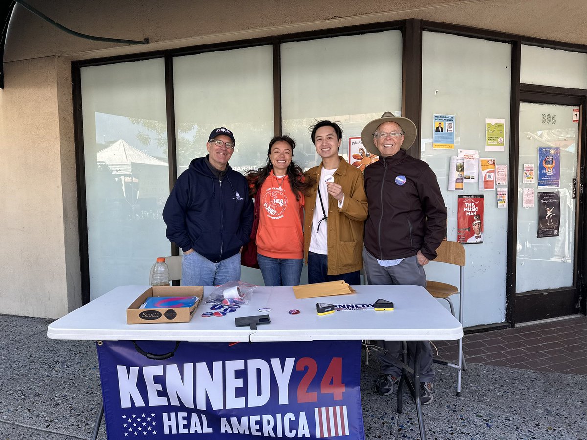 The Kennedy for President momentum is everywhere! This morning at my favorite Palo Alto Farmers’ Market you could feel the joy all around.