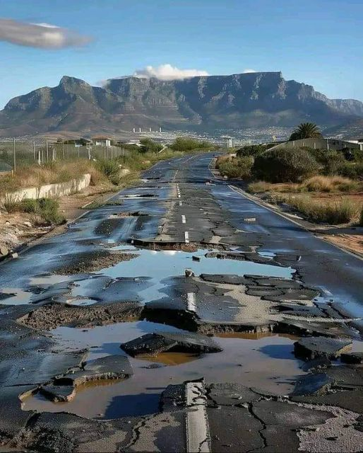 Niet klaagen over een slecht wegdek, het kan altijd erger....

Kaapstad 
📷 Mthatha