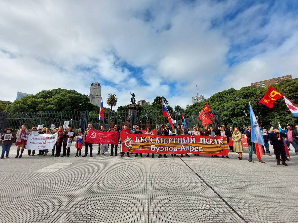 🇷🇺🇦🇷🎖En vísperas del 79° aniversario de la Victoria en la Gran Guerra Patria, en Argentina se realizó por décima vez la campaña popular “Regimiento Inmortal”. 🎗En la marcha participan los representantes de la Casa Rusa y de la Embajada de Rusia. 🔗 t.me/EmbRusiaEnArg/…