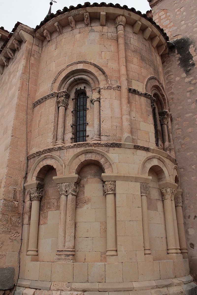 😍La iglesia de San Martín, tiene estructura de tres naves y posee una interesante iconografía en los capiteles de sus tres atrios. Destaca también su torre, la capilla, el sepulcro de los Herrera y numerosas obras artísticas de pintura y escultura  #RedescubreSegovia