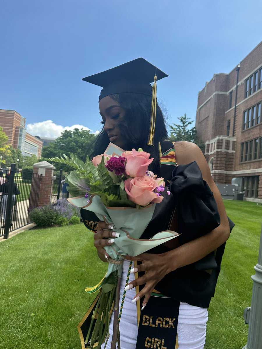 neydeclassified's tweet photo. yesterday i was the only woman to graduate from my HBCU with my B.S. in mathematics w/ 3.0+ cumulative GPA #HBCUGRAD 👩🏽‍🎓

software developer loading.. https://t.co/vK7cTvGGeW