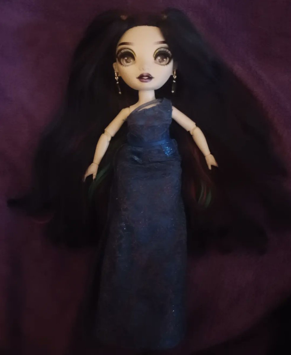 I think that V found her birthday dress! Naomi has also made the decision to wear Evie's dress for it as well! Their birthday is in June.🖤💜 #rainbowhigh #shadowhigh #mga #dolls #stormtwins #veronicastorm #naomistorm #shadowhighdolls #restyle #dollrestyle