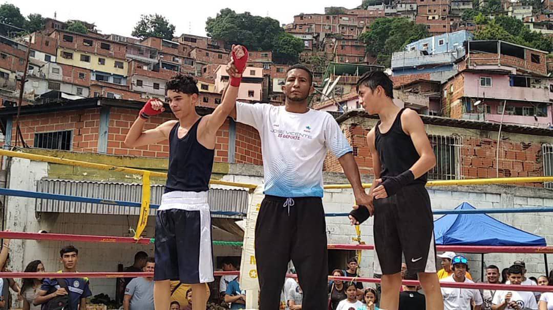 Día de encuentro deportivo con una jornada de boxeo en la calle, los jóvenes del Municipio demostraron su potencial en la zona 5 de José Félix Ribas. Estas actividades forman parte de nuestro programa de masificación deportiva, para formar atletas. #LasSancionesNoNosDetienen