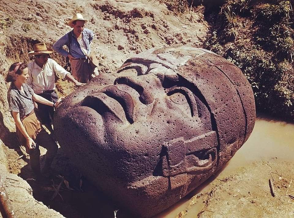 Fotografía tomada en 1947 en 'La venta' Tabasco, México, por el equipo de National Geographic. 

Podemos observar el momento del hallazgo de una de las cabezas de origen Olmeca.