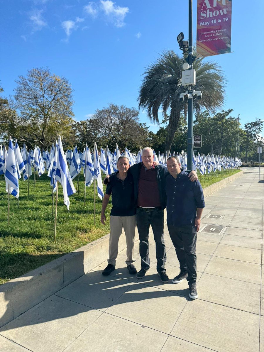 Thank you to Beverly Hills for your support of #Israel!
Pictured L-R: VP and Head of the Raphael Recanati International School Jonathan Davis, @ReichmanUni President Boaz Ganor, and Chief of Staff & #RRIS alum
@WeinbergStevie. #AmYisroelChai