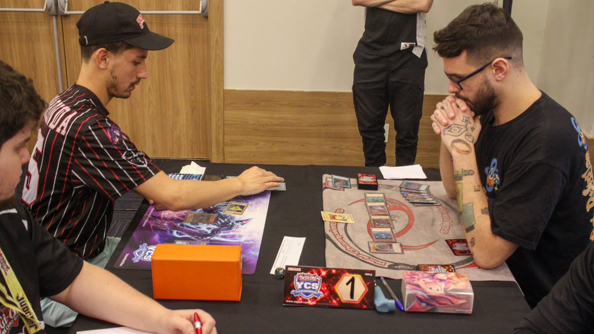 Estamos nas semifinais do #YCSRioDeJaneiro! Os Duelos da rodada são: Mesa 1: Ruben Andres Penaranda 🇺🇸 x Christopher Jordan LeBlanc 🇺🇸 Mesa 2: José Carlo Carrilo Toscano 🇲🇽 x Rafael Mariano Reich 🇧🇷 Quem tem a sua torcida? @YuGiOh_TCG_BR #YuGiOh #YuGiOhTCG