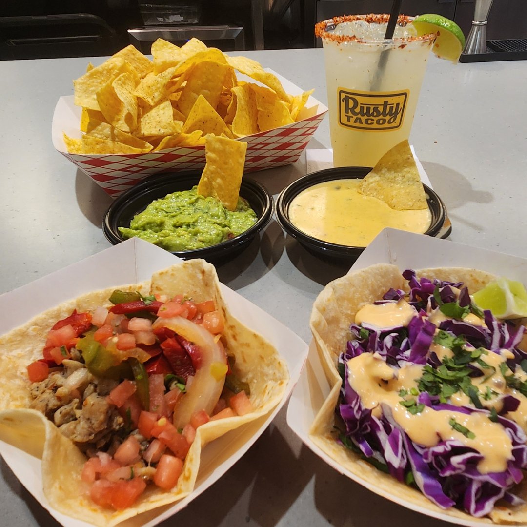 Celebrating Cinco de Mayo with margs & tacos at Rusty Taco! 📍 Concourse D, near Gate D10