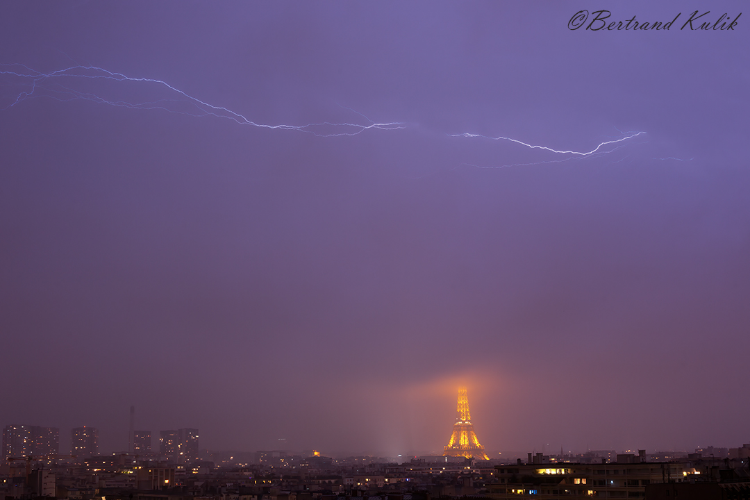 Retour sur l'orage du 1er avec ce bel éclair au dessus de Paris avec la tour noyée dans les nuages. #MeteoFrance @Meteovilles #keraunos #toureiffel #love #villedeparis #orage #LightningStorm