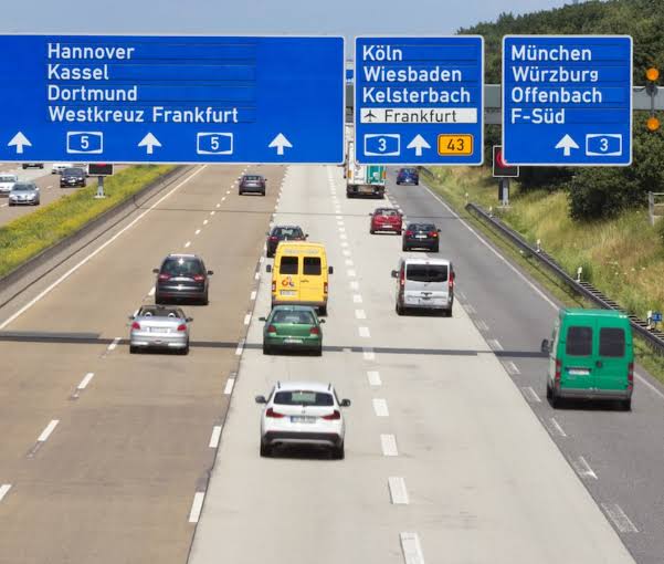 Almanya Federal Ulaştırma Bakanı Volker Wissing, 

İklim Koruma Yasası'nın en geç Temmuz ortasına kadar yürürlüğe girmemesi halinde, bu yazdan itibaren ülke genelinde hafta sonları tüm araçlara trafik yasağı getirilebileceği konusunda uyardı.