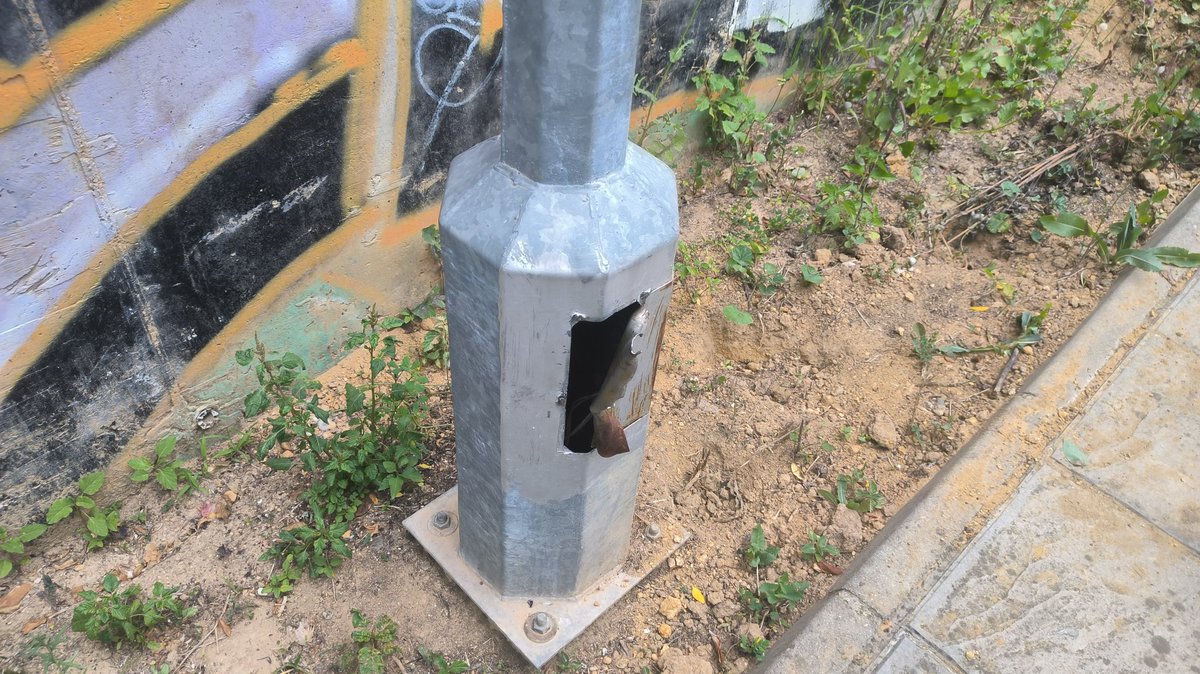 Charlie_Dynamit's tweet photo. En la senda que conecta la calle Manuel Alonso Vicedo (entrada a la Urb. Simon Verde con calle Fuenteclara ( Simon Verde) han vuelto a "abrir" las tapas de la iluminaria para sacar cobre. @SimonVerde2023 @SimonVerdeAsoc #MairenadelAljarafe #simonverde https://t.co/naWNZTJT9a