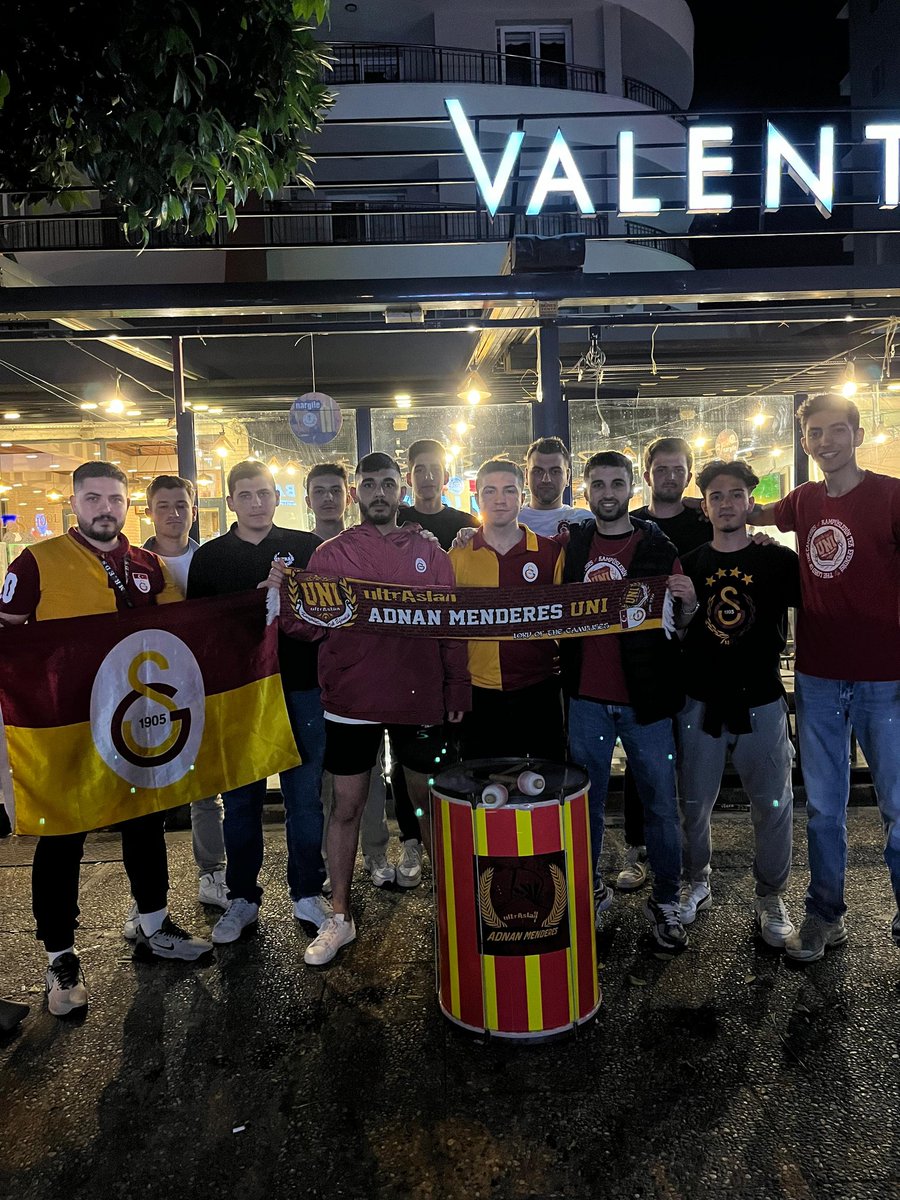 DUYULMUYOR SESİNİZ TEK DERDİMİZ HEDEFİMİZ! 

GALATASARAY'IMIZIN Sivasspor karşısındaki farklı galibiyetini şehrimizde kardeşlerimizle beraber omuz omuza takip ettik. 

#ultrAslanUNI