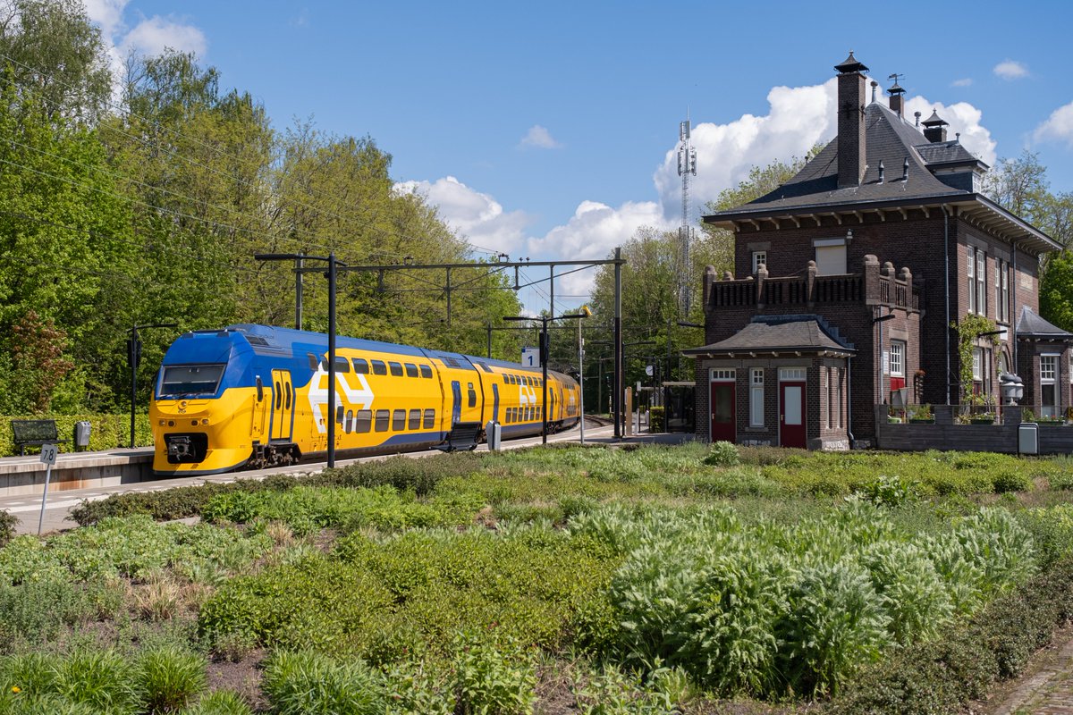 Dit weekend reed NS tussen Maastricht en Heerlen, vanwege werkzaamheden bij Sittard. Dat geeft best unieke beelden op de oude stations waar normaal gesproken alleen Arriva-treinen langs komen. Hier passeert een VIRM vanuit Heerlen naar Enkhuizen het station van Schin op Geul.