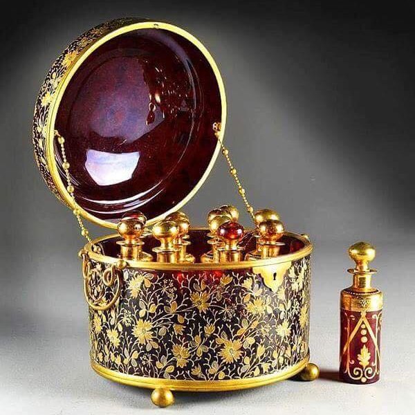 Un fino cofre de perfume Moser de bronce dorado y vidrio, de finales del siglo XIX #arte