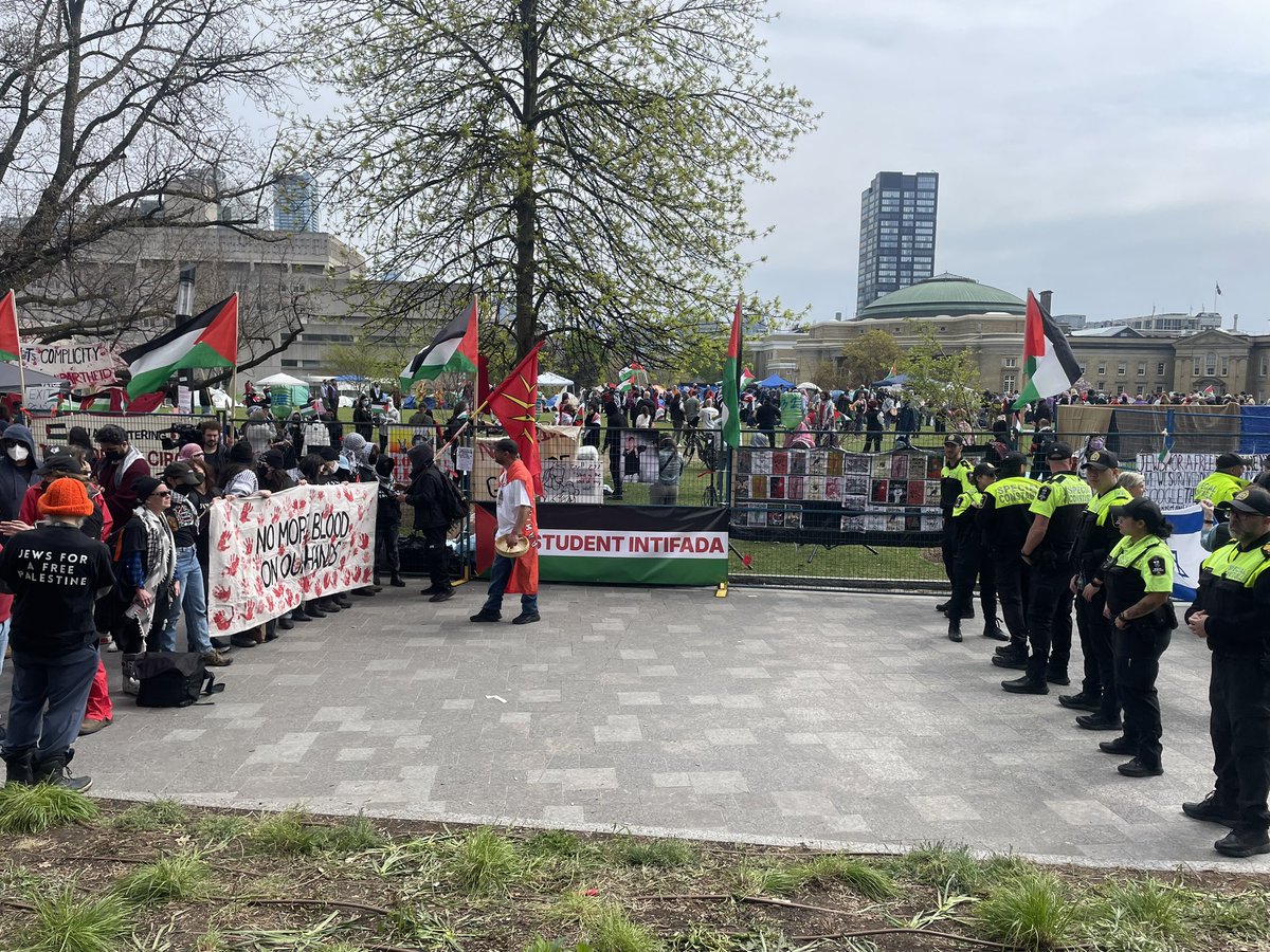 at the 4th day of @occupyuoft encampment @UofT. maybe 10 counterprotestors flying Israeli flags have shown up. Some members of the Jewish Defence League included. Meanwhile, peaceful demonstrators continue chanting: “Free, Free, free Palestine! Free the people, Free the land!”