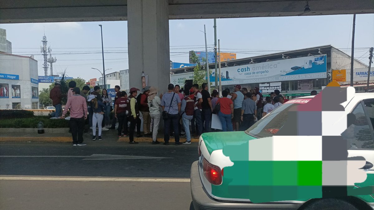 Los amigos d @SIOPVeracruz mandan esta foto, colocan pegatinas en autos y sus jefes ni les dan agua, es A HUEVO estar ahí bajo amenaza d correrlos @Pepe_Yunes @lulu_reportera @INEMexico #xalapa @VialidadXalapa #NarcoPresidenteAMLO54 #NahleCorrupta #MorenaNarcoSecta