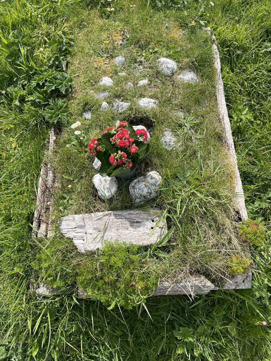 1/2 On International #BereavedMothersDay I went to lovely Gunwalloe Church & took some flowers for #BabyKernow a little unknown baby whose parents (judging by the age of the grave) are probably deceased now. Baby Kernow is still remembered & visited by many of us: my turn today