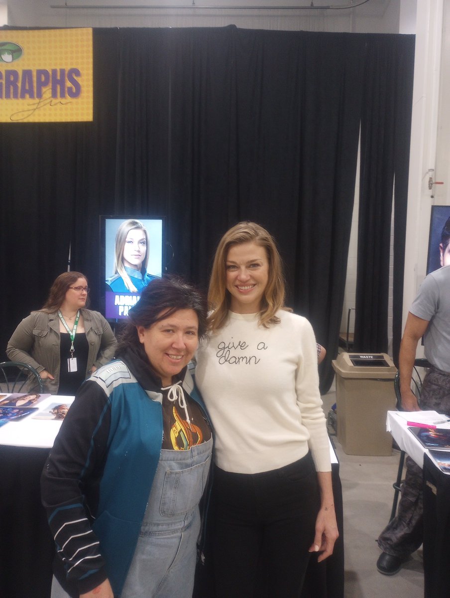 FarmgirlNDaCity's tweet photo. At @SaskExpoYXE and had the honour of meeting the very kind and gracious @AdriannePalicki I gave her an early birthday present, a copy of the #EscapeToEarth script! https://t.co/MQGcgIeZmz