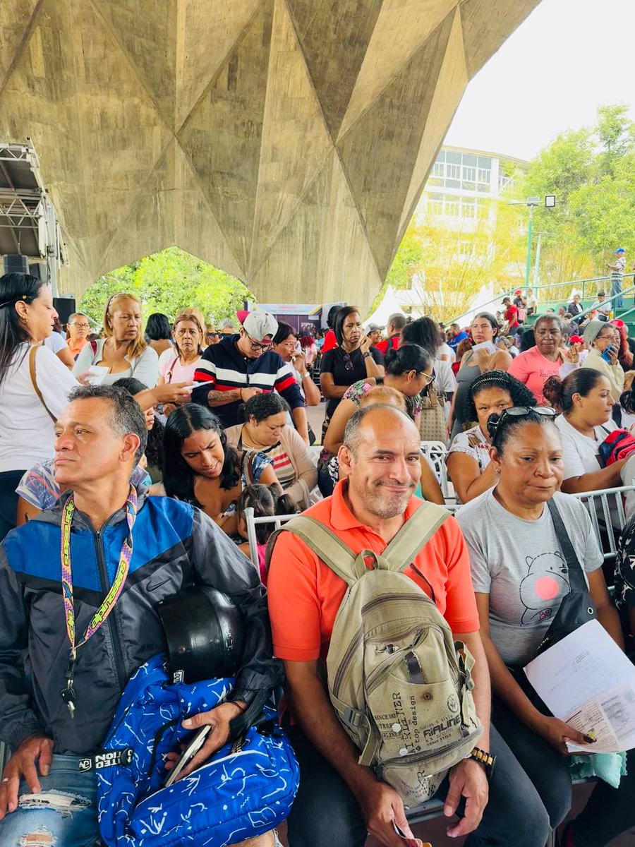 Este domingo #5May, en el Parque Alí Primera, parroquia Sucre, realizamos una Mega Jornada de Atención Integral, como parte del Plan 95 del 1x10 del Buen Gobierno. Un gran equipo desplegado desde la mañana, brindando atención al pueblo de las 22 parroquias de Caracas.