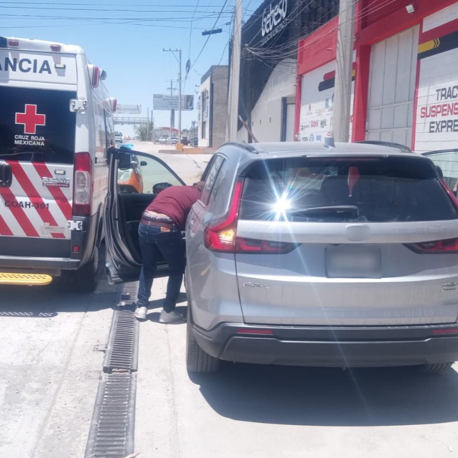 #AcciónSocial ✨
Agentes viales 👮🏻 brindan apoyo a ciudadanos que sufren vandalismo en su camioneta resultando con lesiones, apoya unidad de @CruzRojaTorreon brindado atención médica, en Periférico RLS a la altura del ejido San Luis. Si necesitas nuestro apoyo acércate a nosotros