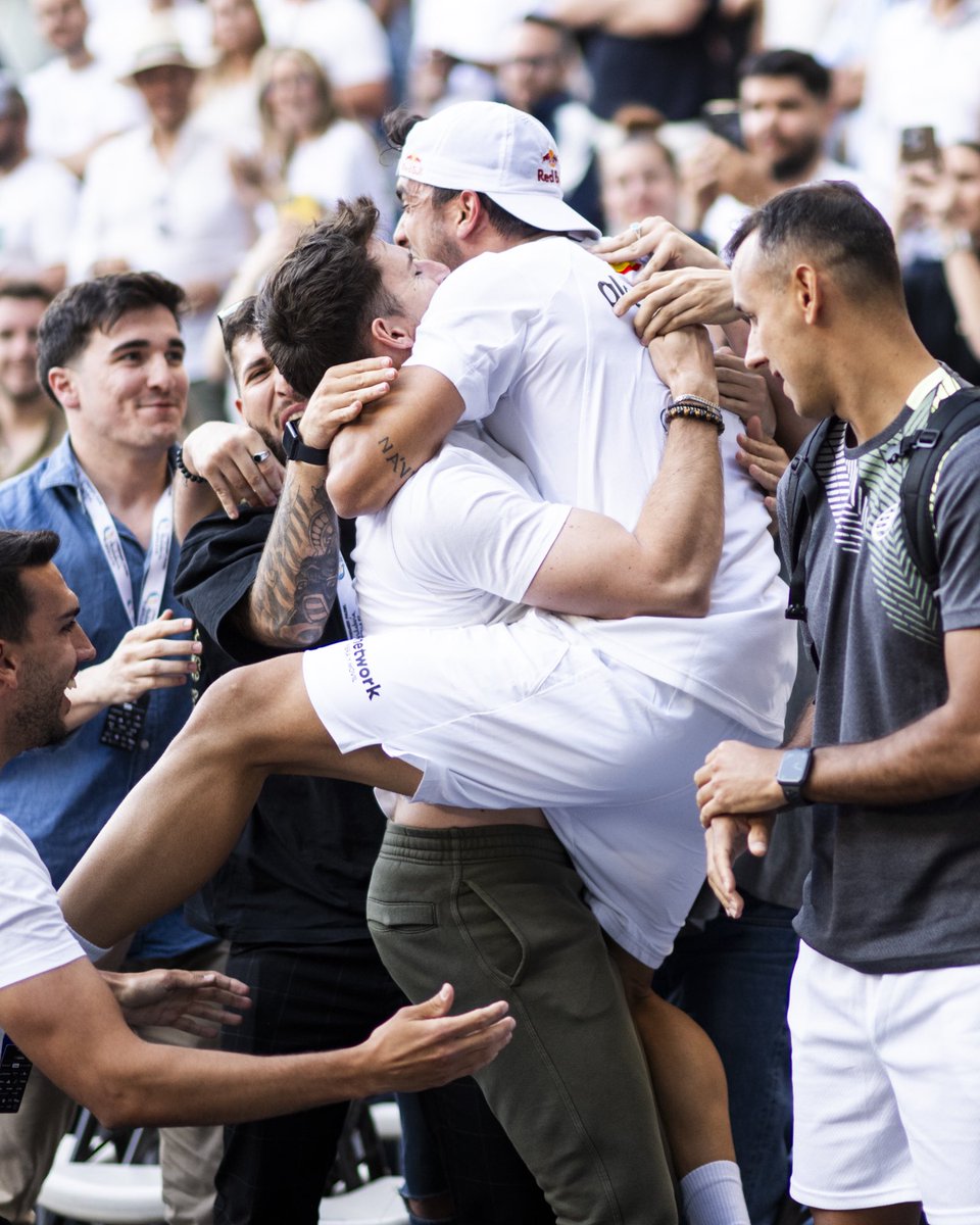 Las emociones de los campeones. 🥹🏆

<a href="/alegalan96/">Ale Galán</a> <a href="/Chingoland_/">Federico Chingotto</a> 

#SevillaPremierPadelP2 #PremierPadel