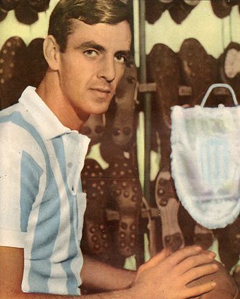 Racing Club lamenta el fallecimiento de César Luis Menotti, ex jugador de nuestra institución, campeón mundial como entrenador con @Argentina e insignia del fútbol de nuestro país. Abrazamos con fuerza a sus familiares, amigos y seres queridos. ¡Hasta siempre, Flaco! 💙🖤