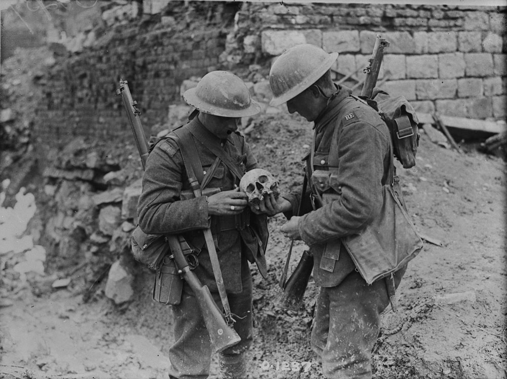 Examining a skull found on battlefield of Vimy Ridge. April, 1917
#VimyRidge1917

amzn.to/3WsEMyv
