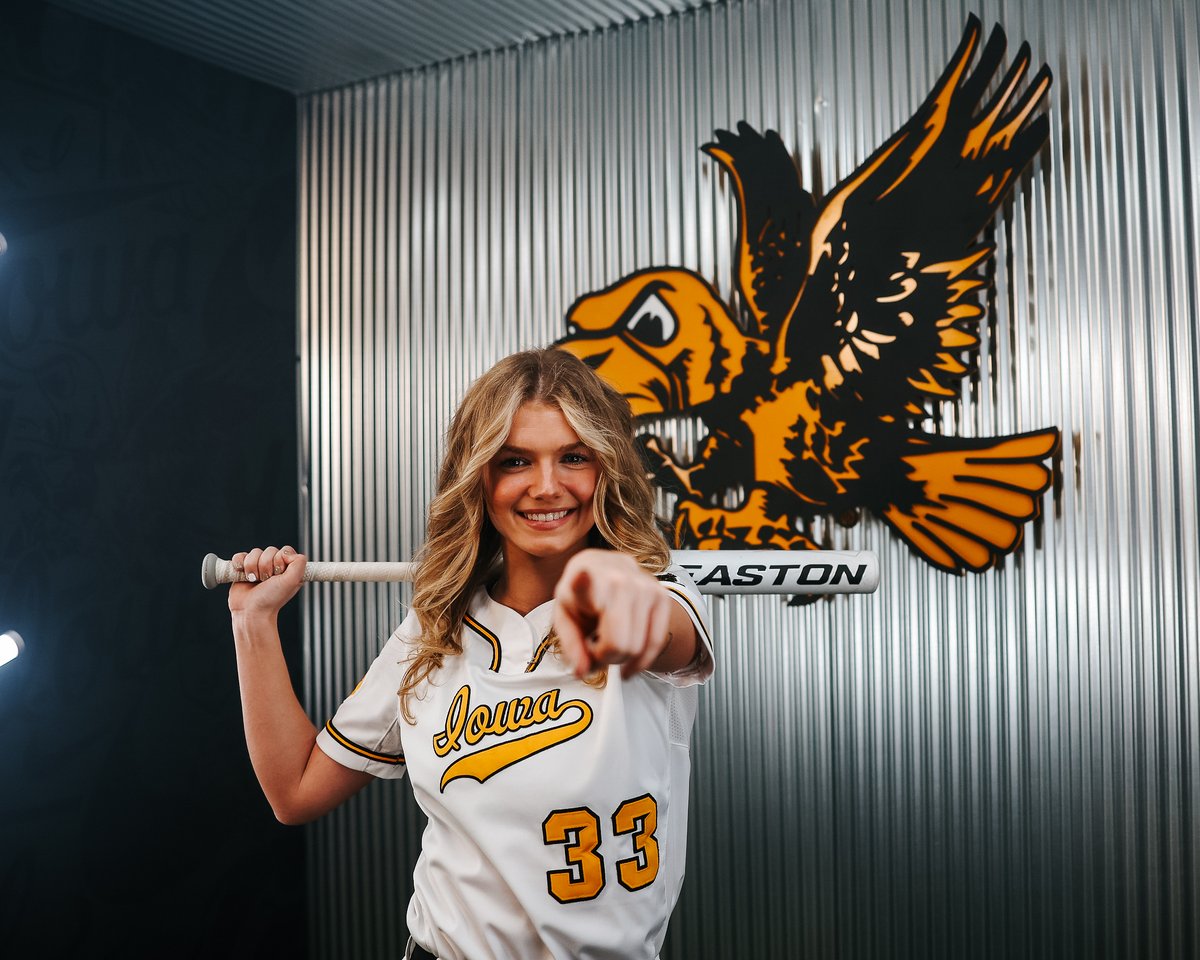 Echo gets extras going with a leadoff double! 👏

#Hawkeyes