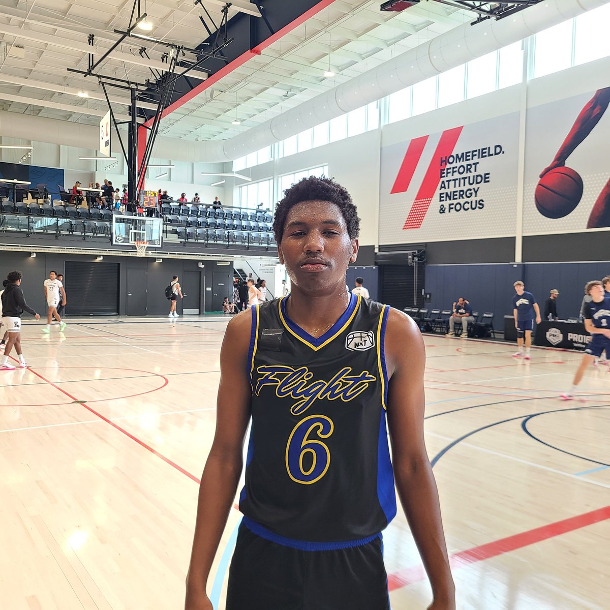 '25 Jaise Combs with a monster game shooting 6/9 from distance. Shooting versatility was on display as he connected on a few pull-up 3s with a hand in his face. Good size at 6'5 with a fluid one motion lefty release @JaiseCombs2 @flightbball417 @NxtProHoops