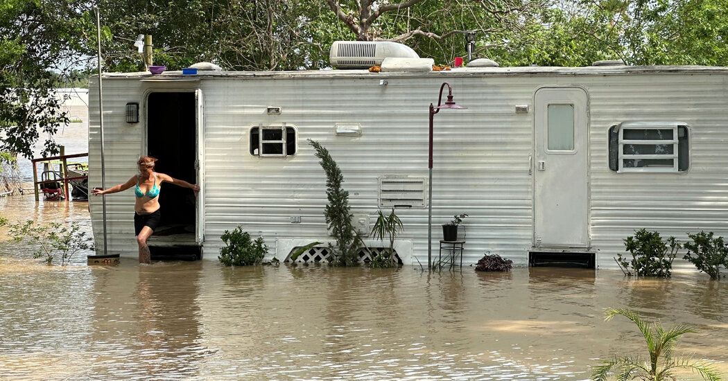 More #Flooding Expected in #Houston #Texas 
nytimes.com/2024/05/05/us/… 
Join the #ClimateClassAction and calculate your #ClimateDamage on ClimateClassAction.com #ClimateLitigation #ClimateLaw #ActOnClimate #ClimateEmergency  #FloodingTX #HoustonFlood #LivingstonFlood #TexasFlood