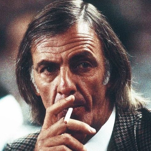 Odszedł Cesar Luis Menotti. Futbol uznawał za sztukę, radość. Dla niego piłkarz to ktoś uprzywilejowany przez masy. Drużyna, to więcej niż idea i poświęcenie. Trener, musi dać spektaklu. Nauczyciel pokoleń trenerów. Przeciwko jego idei tworzono pragmatyczny anty futbol. R.I.P