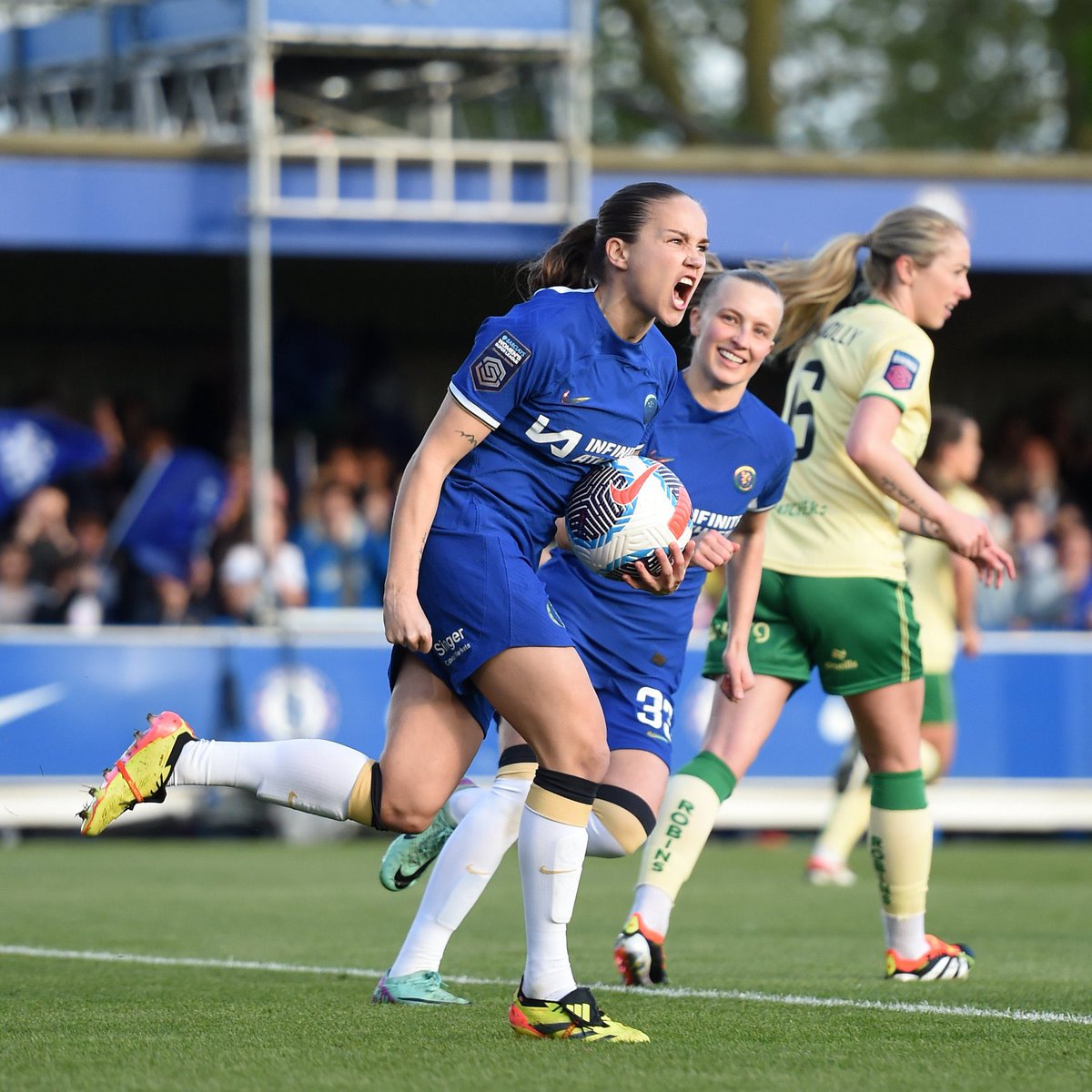 ⚽️⚽️⚽️⚽️ Guro Reiten ⚽️ Sophie Nusken ⚽️⚽️ Aggie Beever-Jones ⚽️ Niamh Charles What a result for Emma Hayes and Chelsea. A crazy day of football 🤯