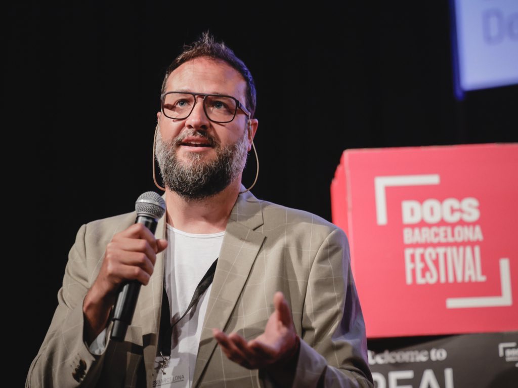 Peter Porta, i l’equip de @PolarStarFilms, després de la projecció de l’inquietant The Click Trap. 

📍@cececebe #Docs2024