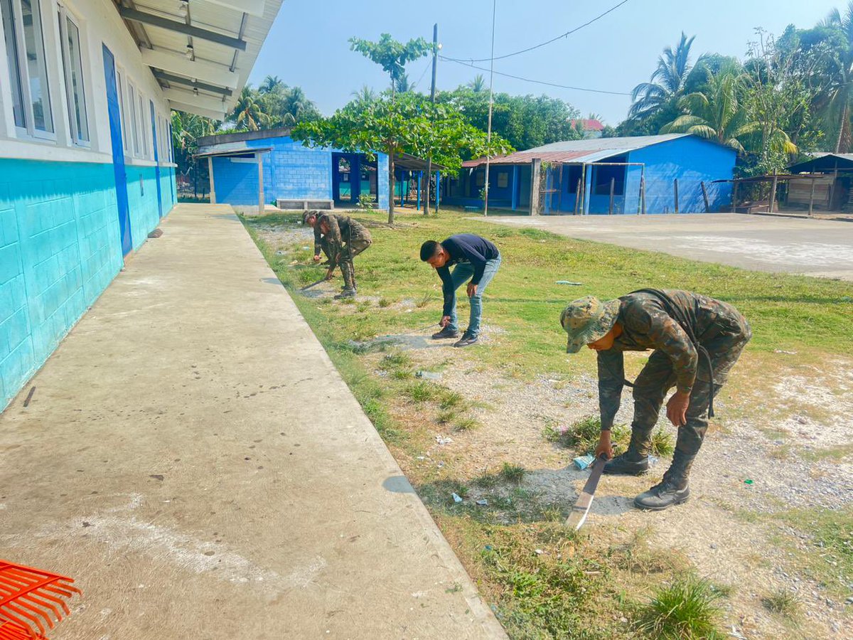Segunda Brigada de Infantería del #EjércitoGT, apoyó a docentes en jornada de limpieza y remozamiento en las instalaciones de la Escuela Rural Mixta aldea Playitas, Morales, #Izabal, contribuyendo a brindar un ambiente agradable de estudios a la niñez guatemalteca.