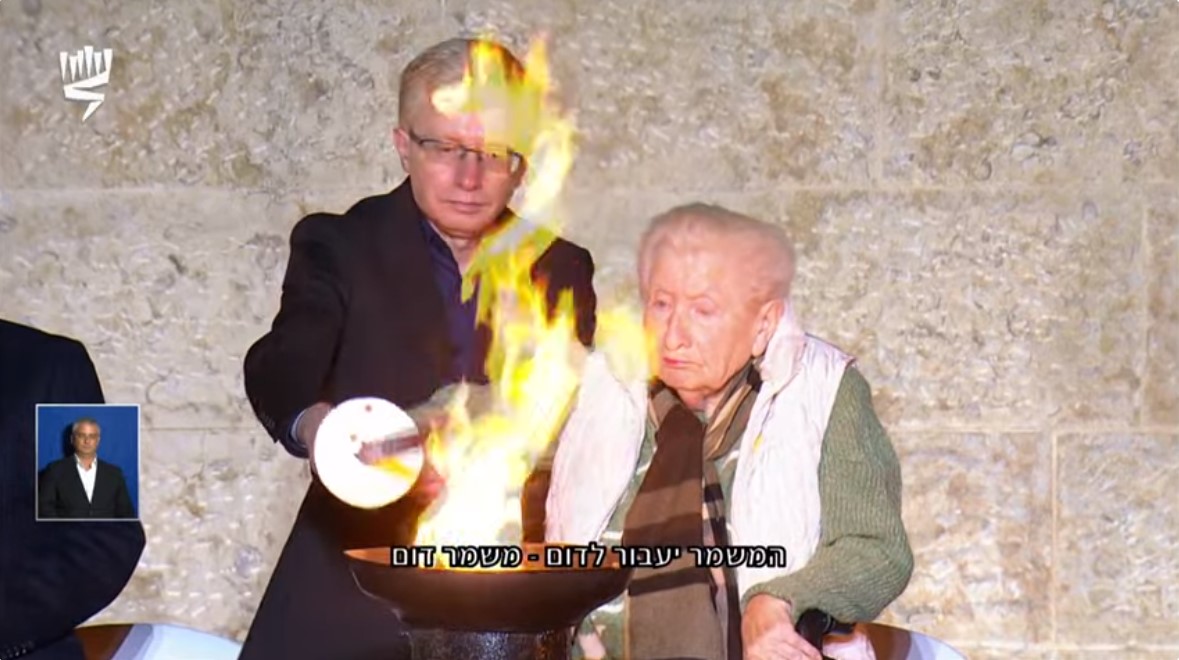 Watch this playlist of short videos detailing the individual wartime experiences of the 6 Holocaust survivors who lit torches at the #YomHashoah ceremony earlier this evening >> youtube.com/playlist?list=…