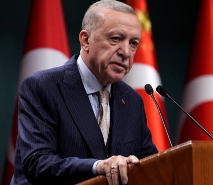 Seçim yenilgisinin sebebini arayanlar muhtemelen Elitaş ve kurduğu ekiptir
Bu tweeti görmezden gelecekler "birtakım unsurlar" diyecekler bayrak inmez diyecekler sonra birkaç ilçe başkanını görevden alacaklar
Sn <a href="/RTErdogan/">Recep Tayyip Erdoğan</a> sen affetsen ben affetmem darılmaca yok seçim ola hayrola